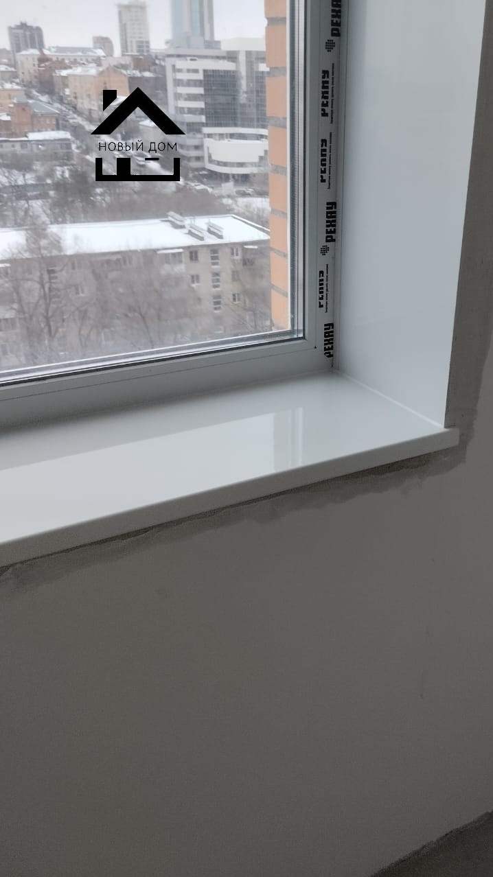 окно rehau с откосами и глянцевым подоконником