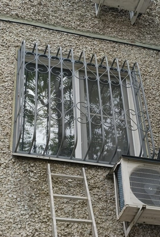 окно с решёткой