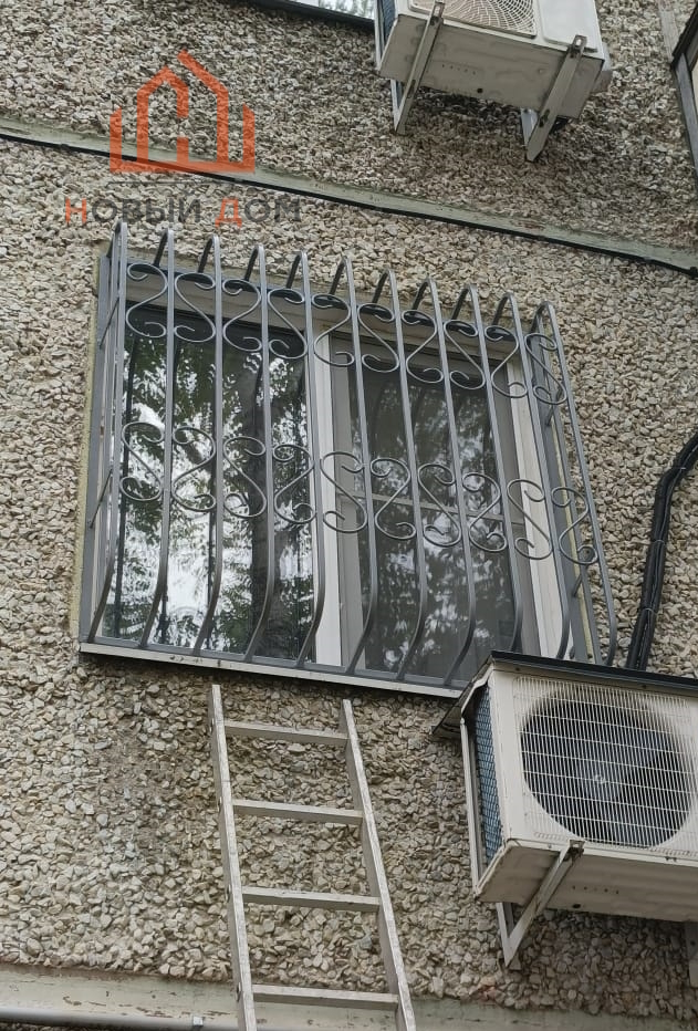 окно с решёткой