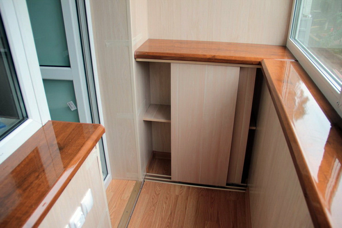 угловой шкаф для балкона