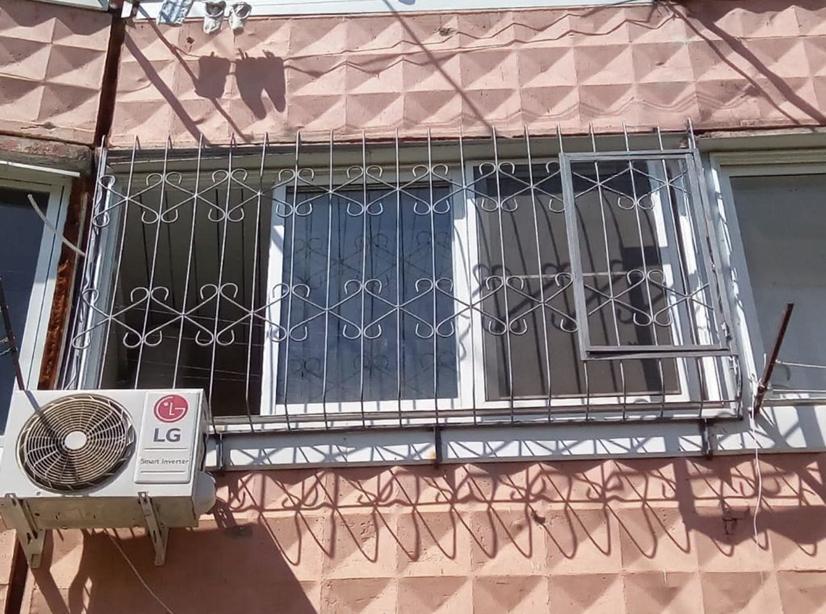 Решётка распашная на балкон